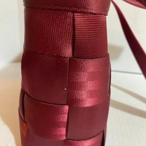 Harvey’s red original seatbelt shoulder handbag - Picture 10 of 13